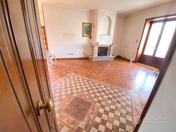 PARETE; 3Vani 1'Piano+Posto Auto ? MAF639