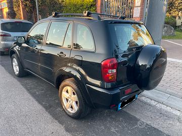 Toyota Rav 4 2.0 D 4X4 116CV Distribuzione