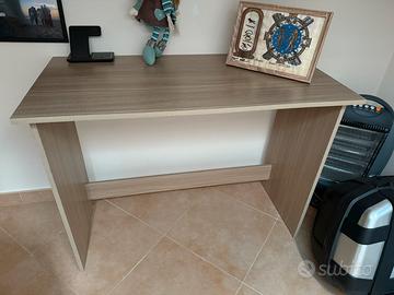 Scrivania + sedia a poltroncina