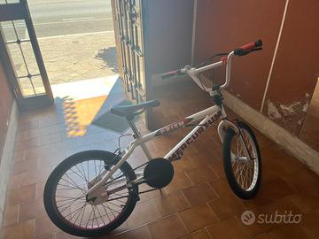 Bicicletta BMX Prism Mercurium – Bianca e Rossa