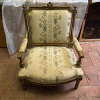 Poltrona Luigi XVI in legno intagliato e dorato