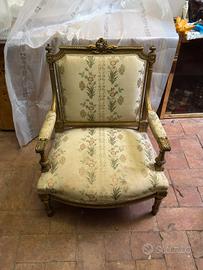 Poltrona Luigi XVI in legno intagliato e dorato