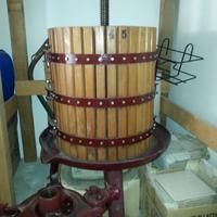 Torchio  e 2 Mastelli  per alimenti (Tini)