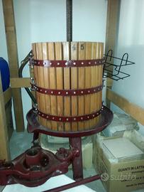 Torchio  e 2 Mastelli  per alimenti (Tini)