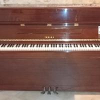 Pianoforte verticale in radica di noce YAMAHA