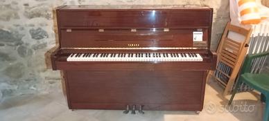 Pianoforte verticale in radica di noce YAMAHA