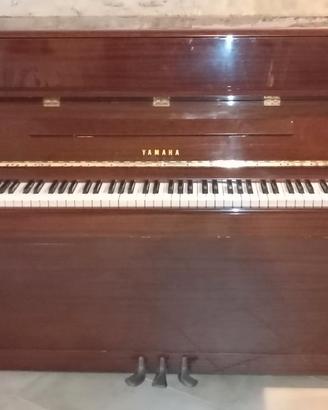 Pianoforte verticale in radica di noce YAMAHA