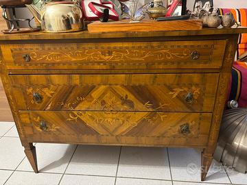 comò e comodini stile Maggiolini