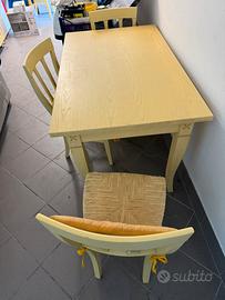Tavolo e sedie in legno