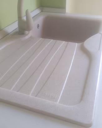 Cucina usata con fornello, forno e lavastoviglie