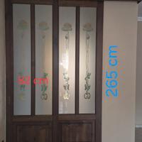 Porta scorrevole di legno e vetro smerigliato