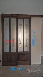 Porta scorrevole di legno e vetro smerigliato