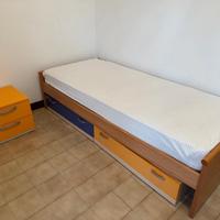 Letto singolo e scrivania