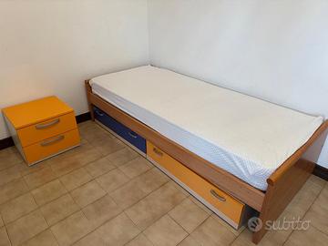 Letto singolo e scrivania