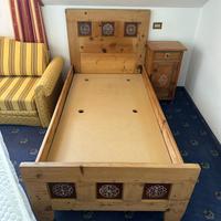 Arredo camera: letto, divano e appendiabiti