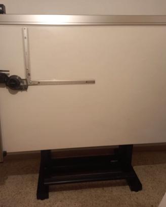 Tavolo da disegno con tecnigrafo