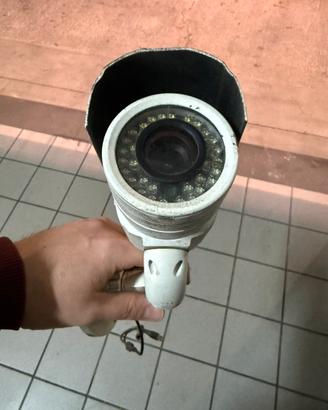 Impianto Videosorveglianza 2MP 9 cam + HD + TV 23”