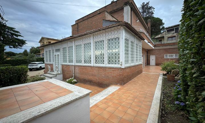 Villa unifamiliare fronte lago bracciano