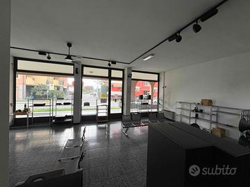 Negozio con 3 vetrine - Dairago