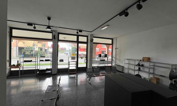 Negozio con 3 vetrine - Dairago