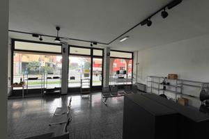 Negozio con 3 vetrine - Dairago