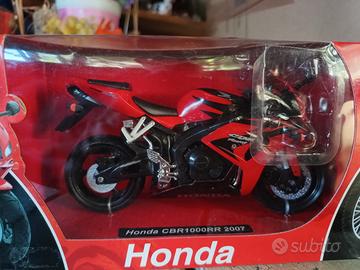 modellino di Moto Honda CBR1000RR  rossa 2007