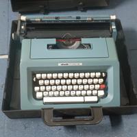 Macchina da scrivere olivetti