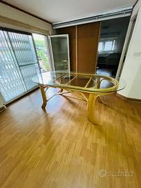 Tavolo in rattan con piano in vetro
