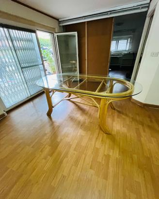Tavolo in rattan con piano in vetro