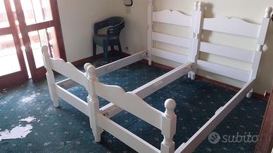 Letti in legno massello laccati bianchi