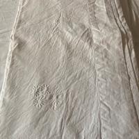 Lenzuolo ricamato a mano