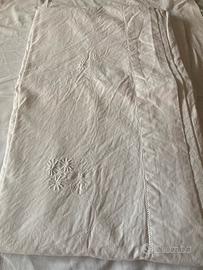 Lenzuolo ricamato a mano