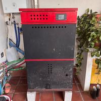 Caldaia a pellet e policombustibili GEYSIR 24 KW