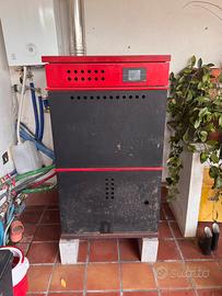 Caldaia a pellet e policombustibili GEYSIR 24 KW