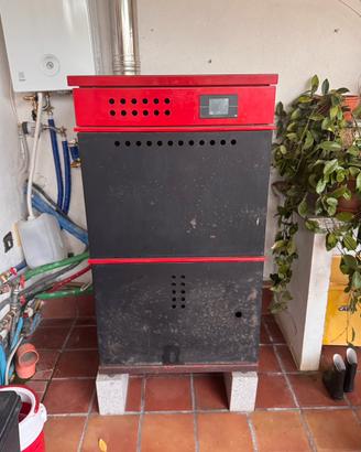 Caldaia a pellet e policombustibili GEYSIR 24 KW