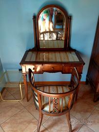 tavolino con specchiera e poltroncina