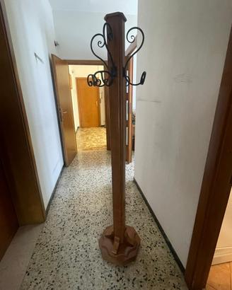 Attaccapanni in noce e ferro battuto
