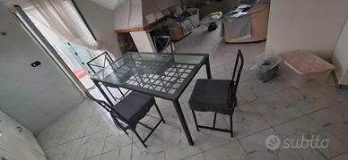 TAVOLO IN FERRO E VETRO CON SEI SEDIE