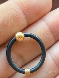 Anello in oro 18kt e gomma caucciù misura 16