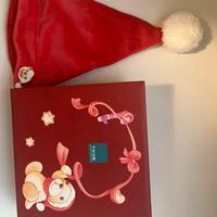 Cappello rosso in tema natalizio