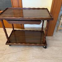 Carrello con ruote e cassetto