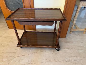 Carrello con ruote e cassetto