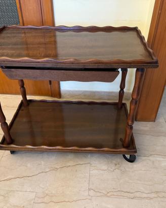 Carrello con ruote e cassetto