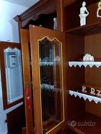 Parete soggiorno legno stile classico con vetrina.