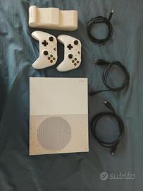 Xbox One S 1TB + 2 Controller + Base di ricarica