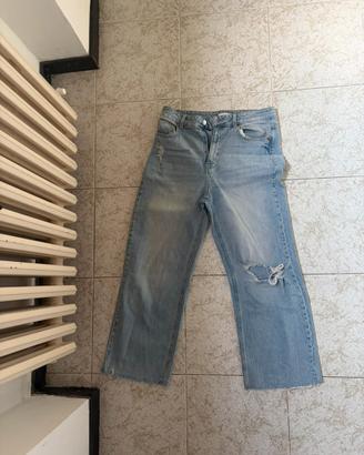 Jeans azzurri strappati