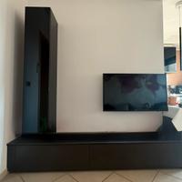 Mobile verticale in legno nero lucido con ripiani