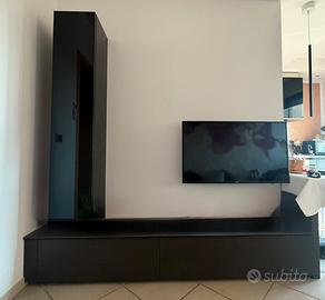 Mobile verticale in legno nero lucido con ripiani