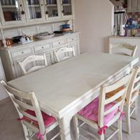 Tavolo con sedie artigianali