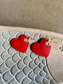 Orecchini “LOVE” a cuore in metallo rosso opaco